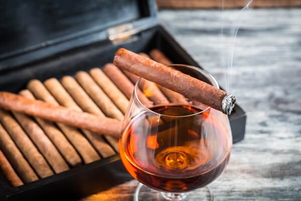 Zigarren in der Zigarren-Loung mit einem Brandy auf dem Tisch