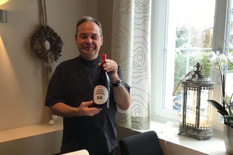 Kurt Treier zeigt stolz den Swiss Guest Award, den das gutbürgerliche Gasthaus gewonnen hat